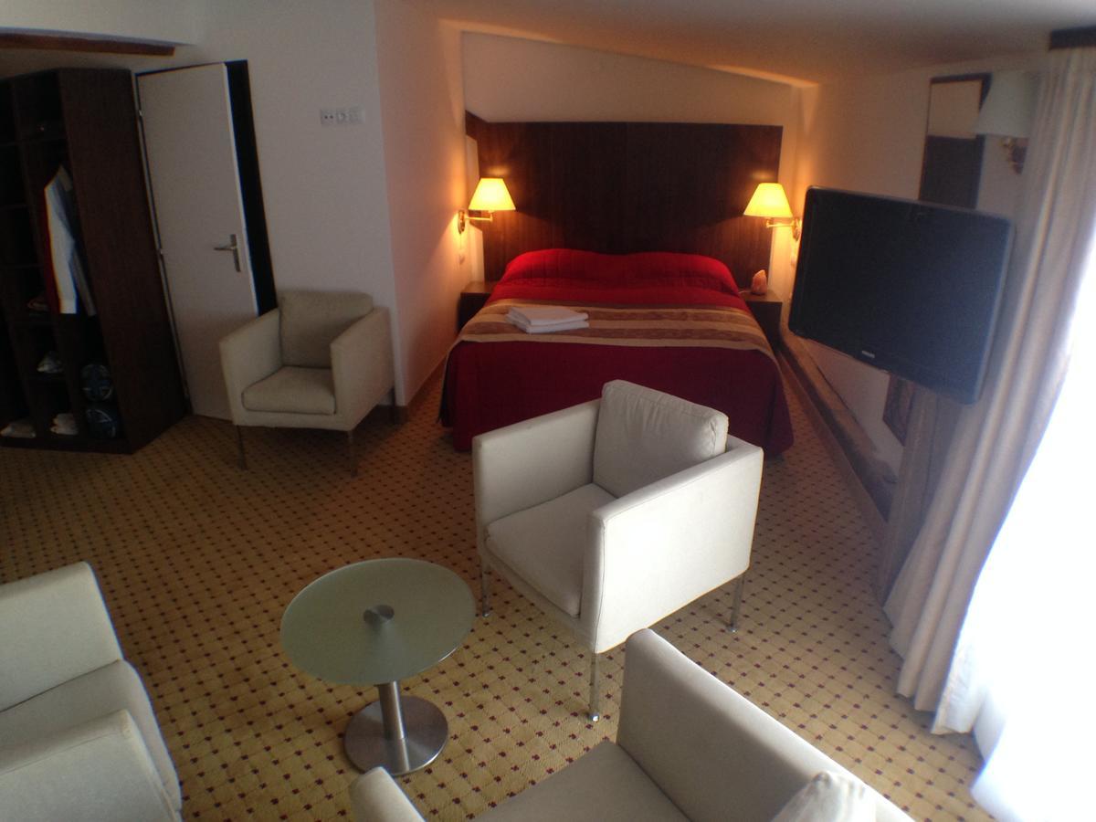 Hotel U Cerneho Orla Kostelec nad Černými Lesy 외부 사진