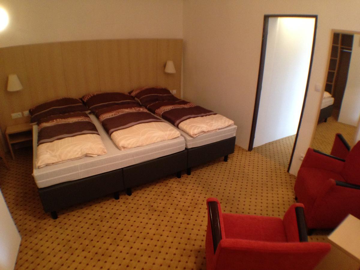 Hotel U Cerneho Orla Kostelec nad Černými Lesy 외부 사진