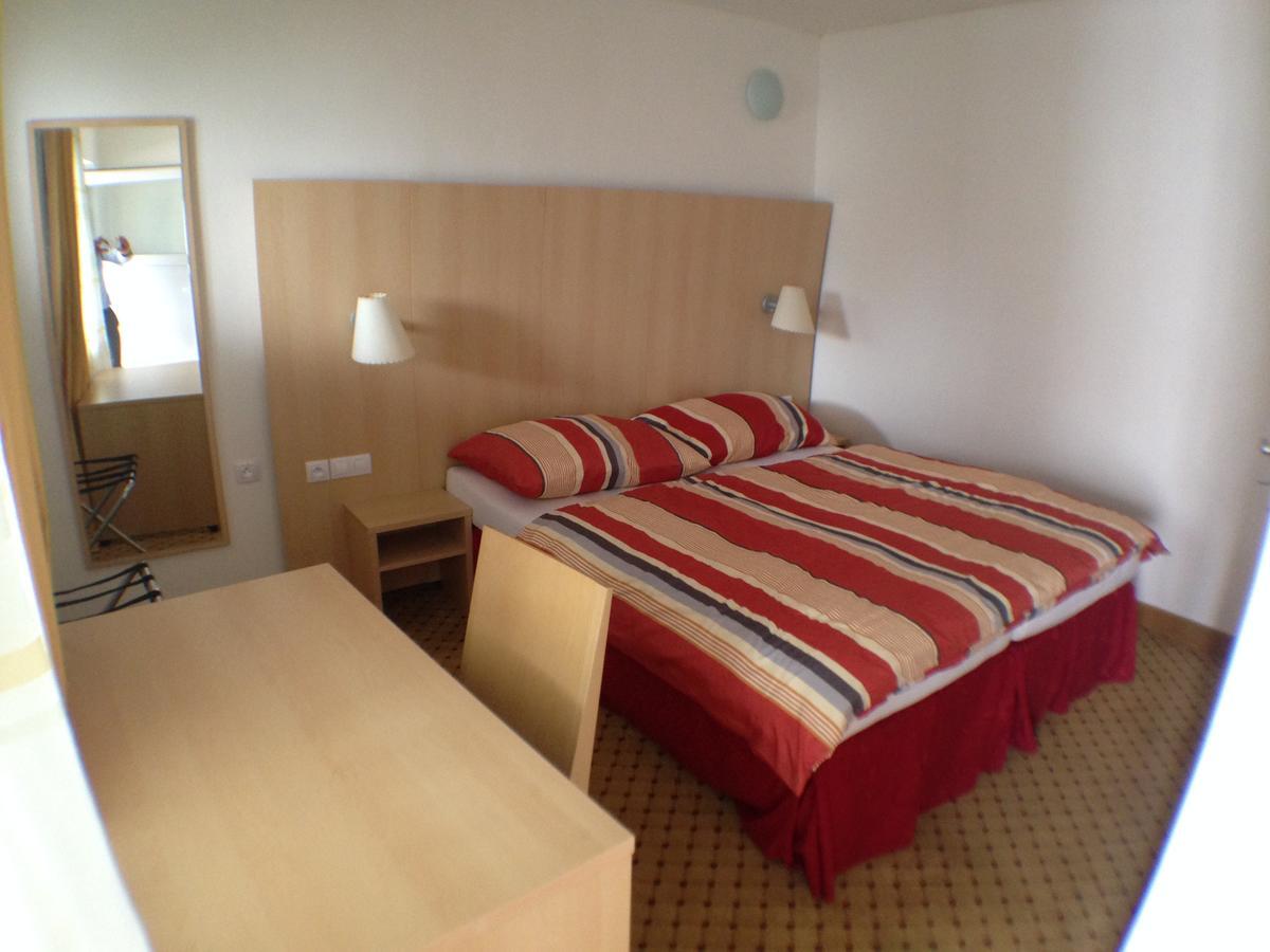 Hotel U Cerneho Orla Kostelec nad Černými Lesy 외부 사진