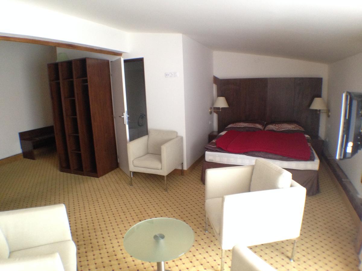 Hotel U Cerneho Orla Kostelec nad Černými Lesy 외부 사진