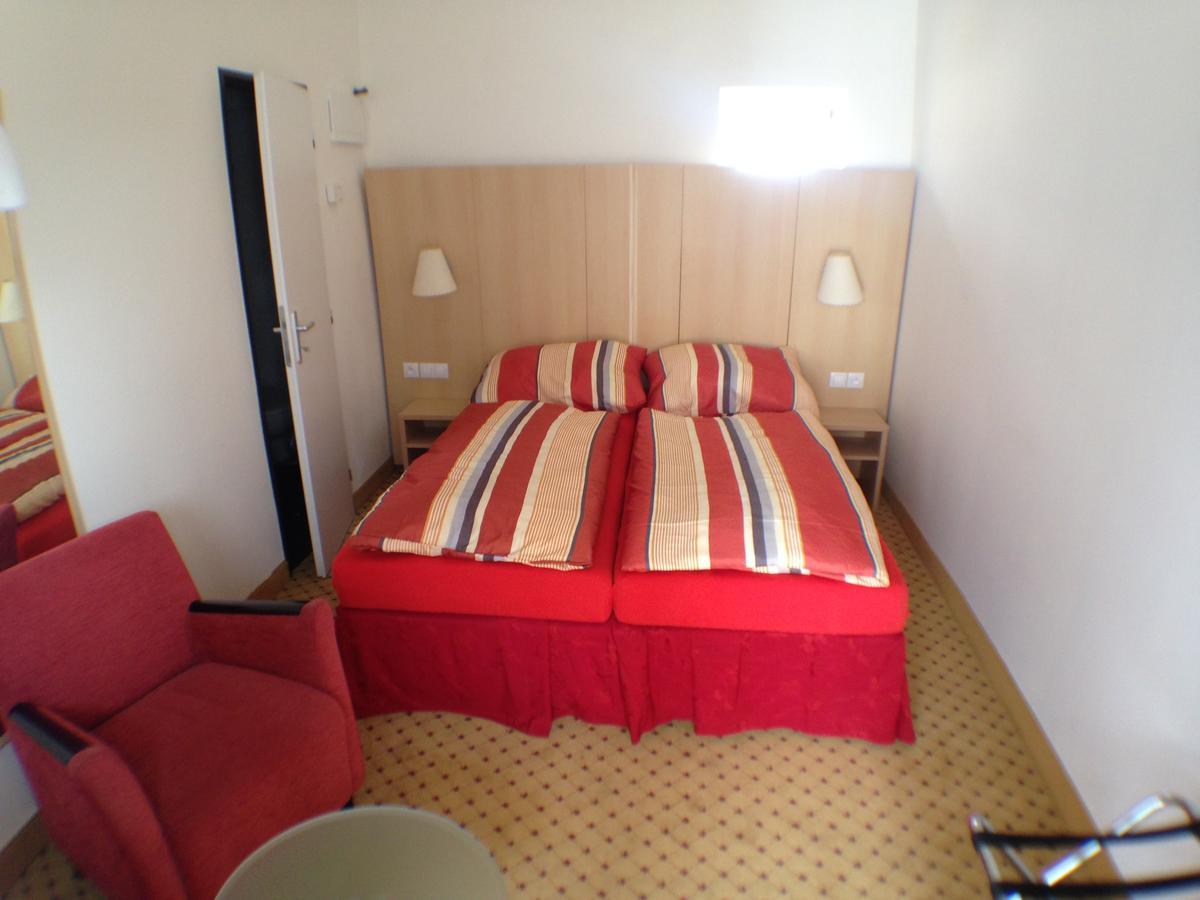 Hotel U Cerneho Orla Kostelec nad Černými Lesy 외부 사진