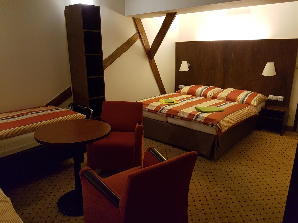 Hotel U Cerneho Orla Kostelec nad Černými Lesy 외부 사진