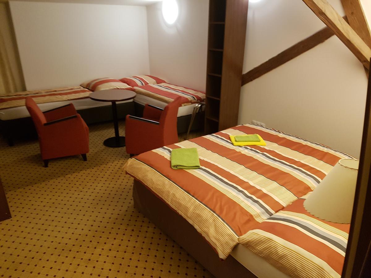 Hotel U Cerneho Orla Kostelec nad Černými Lesy 외부 사진