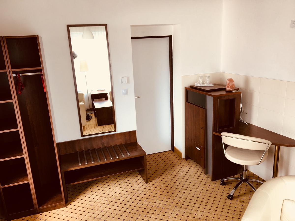 Hotel U Cerneho Orla Kostelec nad Černými Lesy 외부 사진
